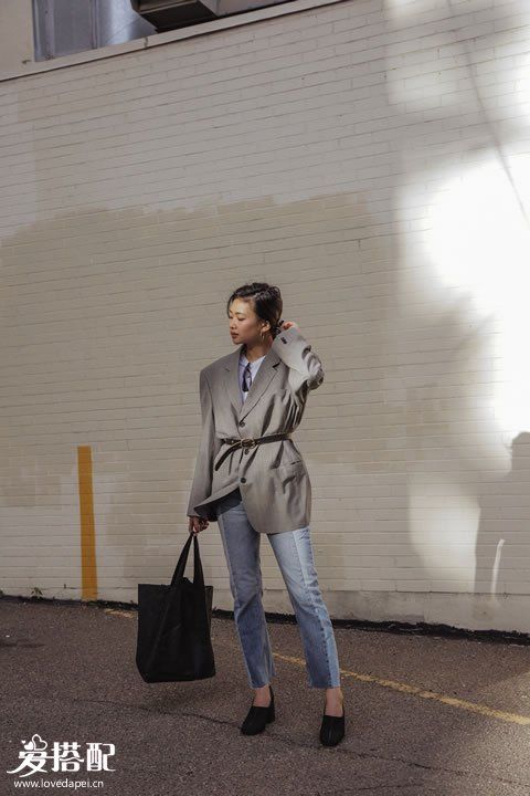 灰色oversized格纹西服+细腰带+修身牛仔裤